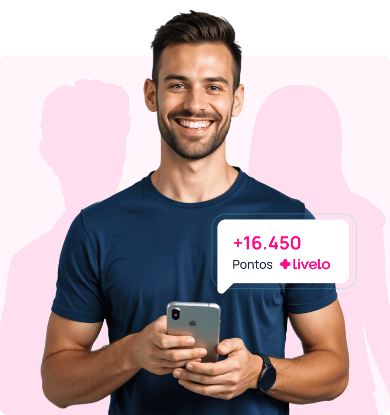 Homem de camiseta azul usando celular e ganhando pontos na Livelo